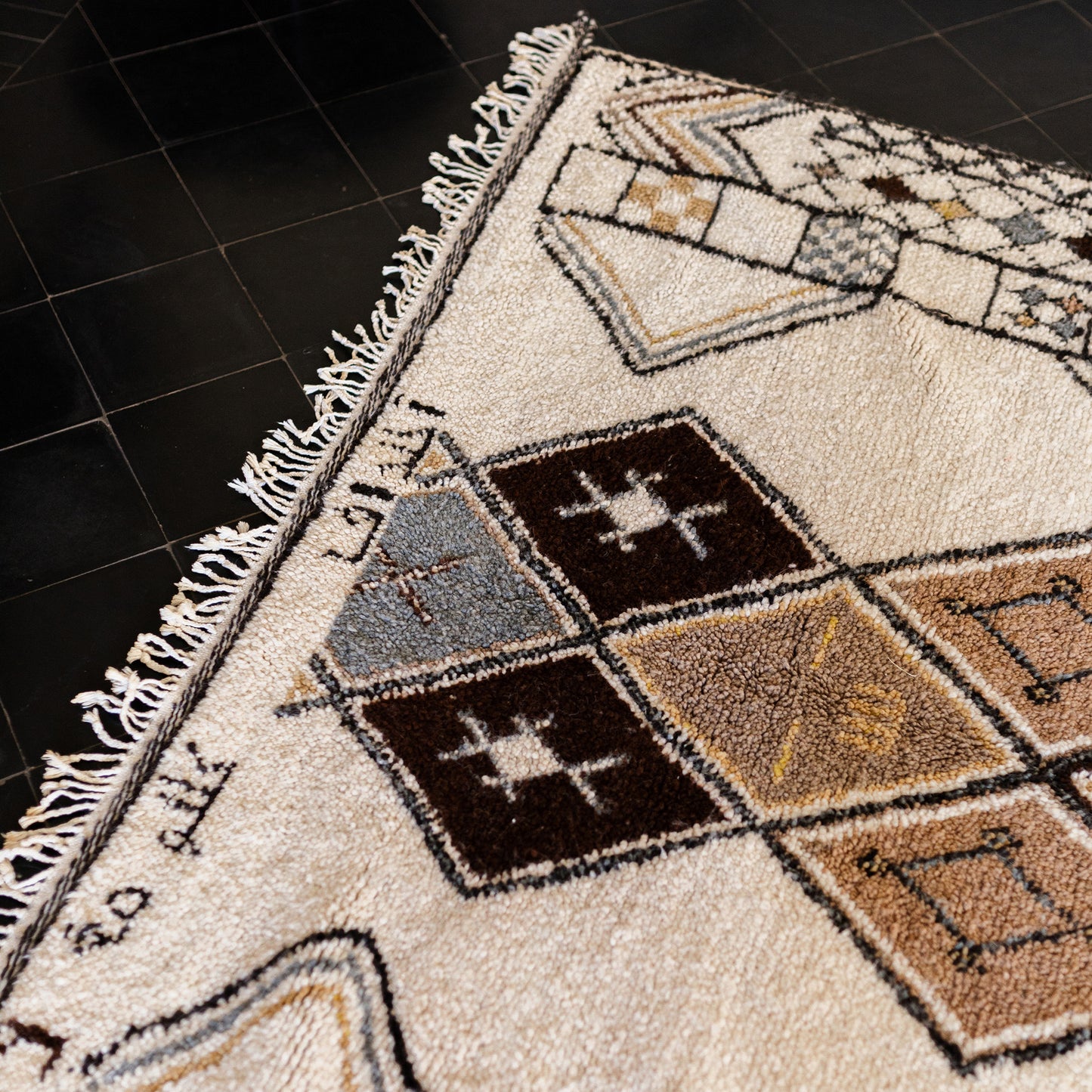White Azilal Rug – Handmade Moroccan Wool Carpet with Colorful Diamond Patterns