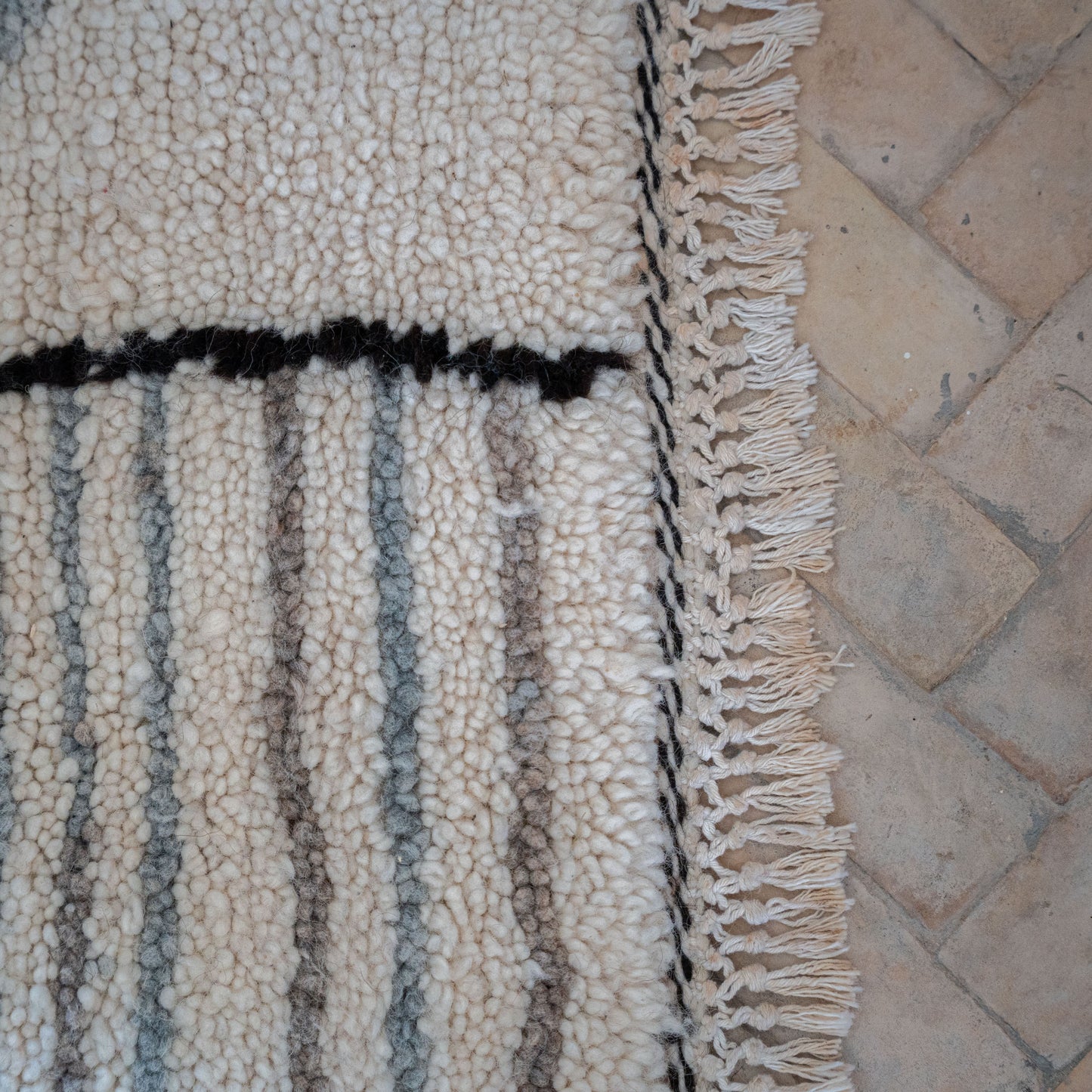 Large White Azilal Rug – Handmade Moroccan Wool Carpet with Minimal Berber Design