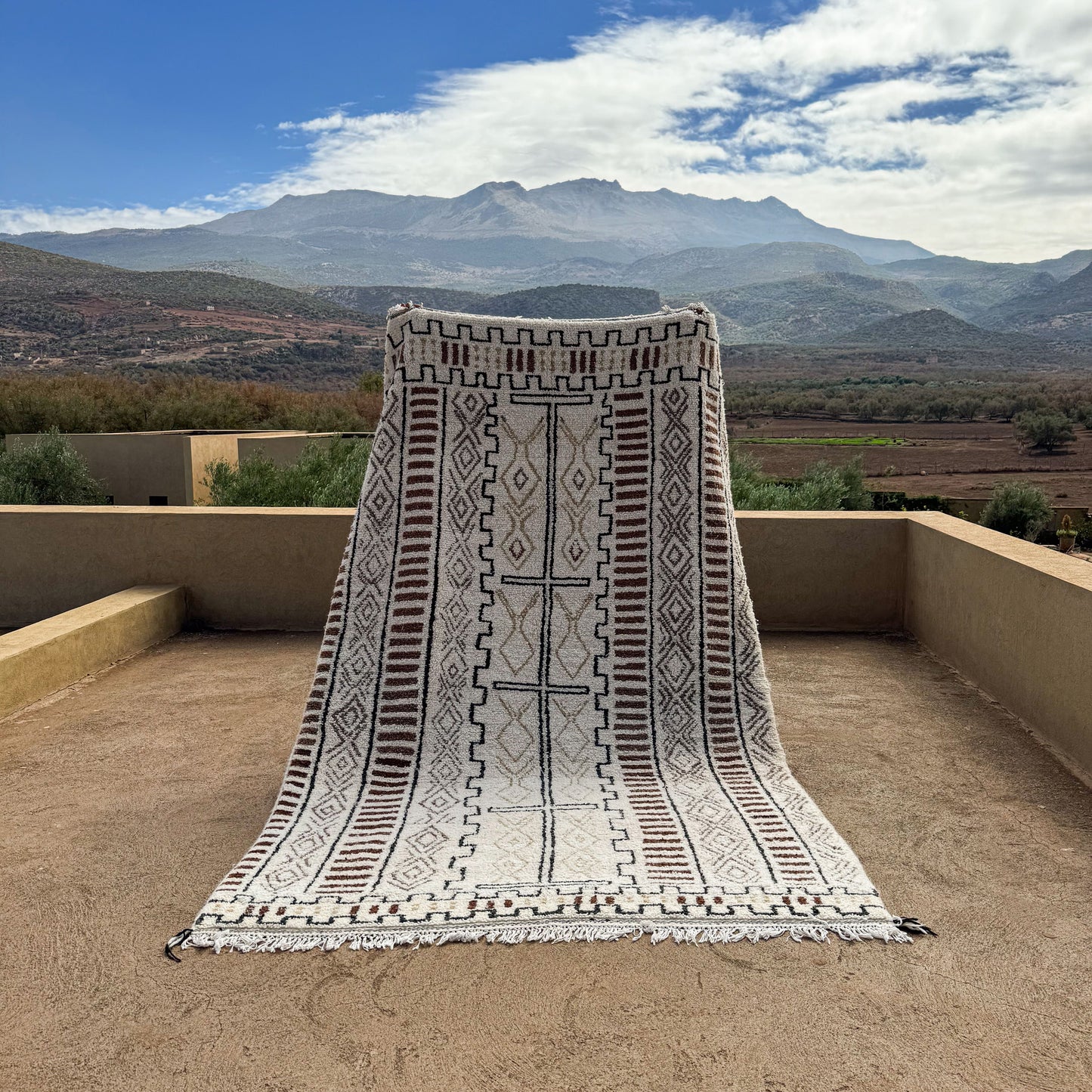 White Azilal Rug – Handmade Moroccan Wool Carpet with Traditional Berber Patterns