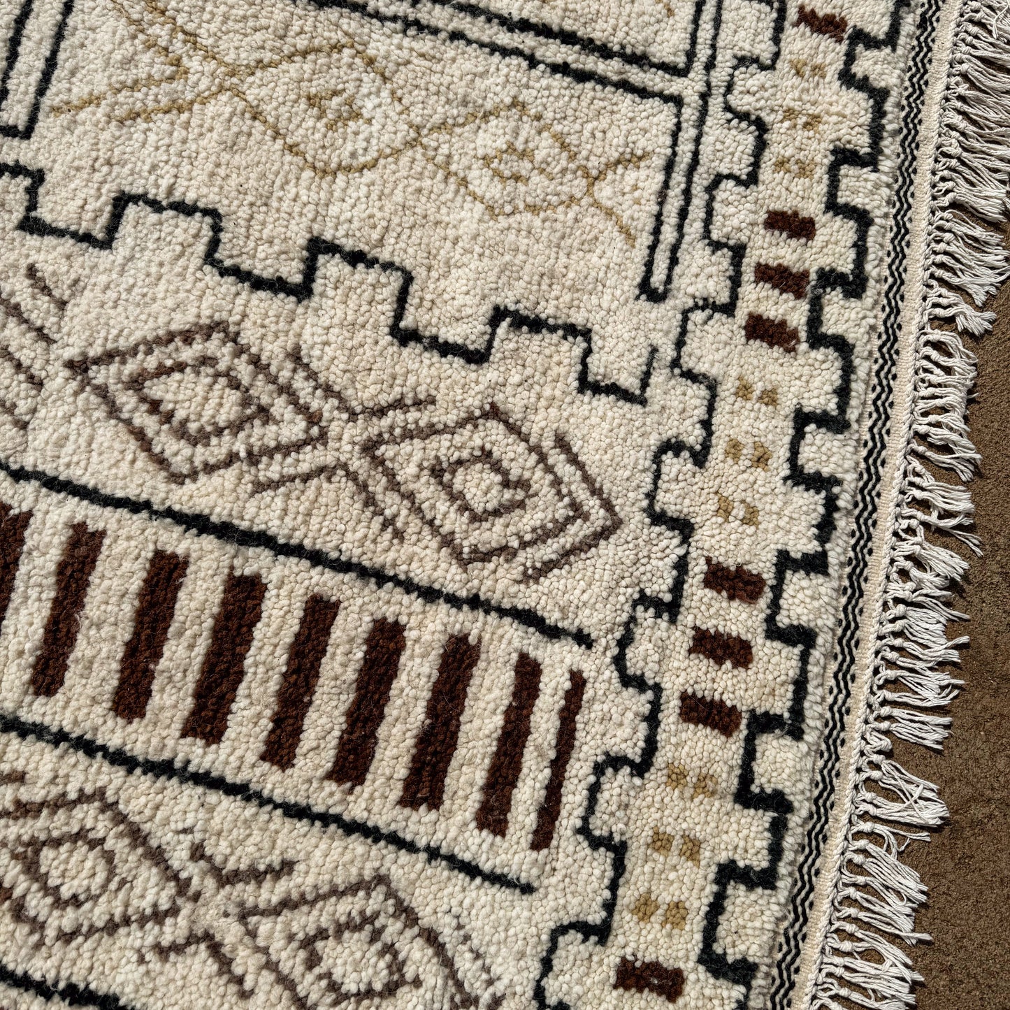 White Azilal Rug – Handmade Moroccan Wool Carpet with Traditional Berber Patterns