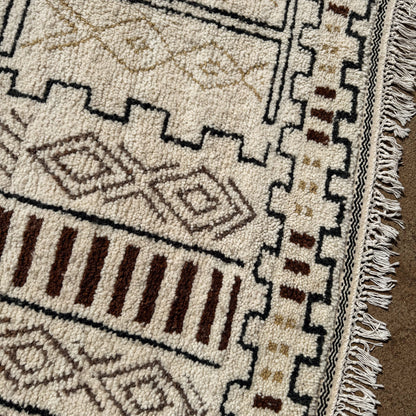 White Azilal Rug – Handmade Moroccan Wool Carpet with Traditional Berber Patterns