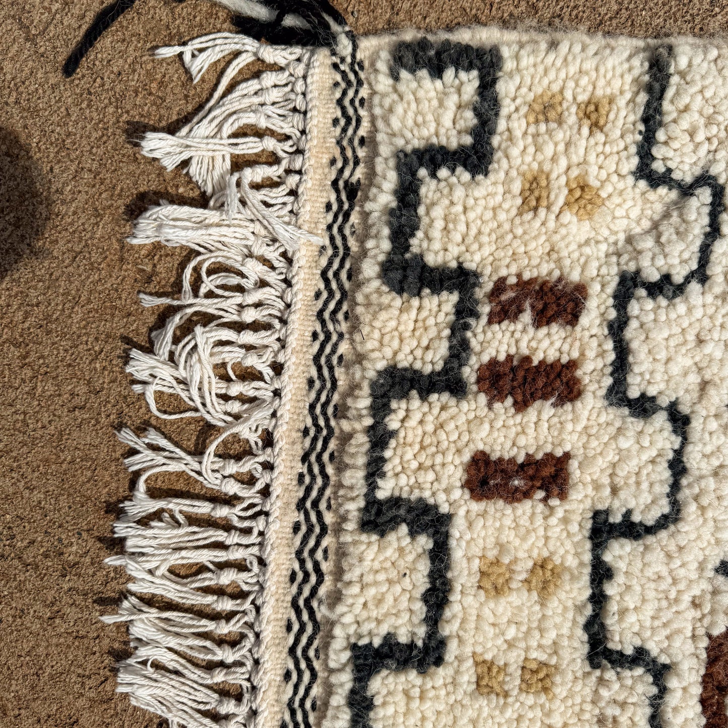 White Azilal Rug – Handmade Moroccan Wool Carpet with Traditional Berber Patterns