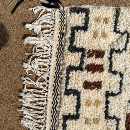 White Azilal Rug – Handmade Moroccan Wool Carpet with Traditional Berber Patterns