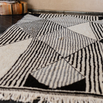 Black and White Azilal Rug – Handmade Moroccan Wool Carpet with Minimal Berber Design