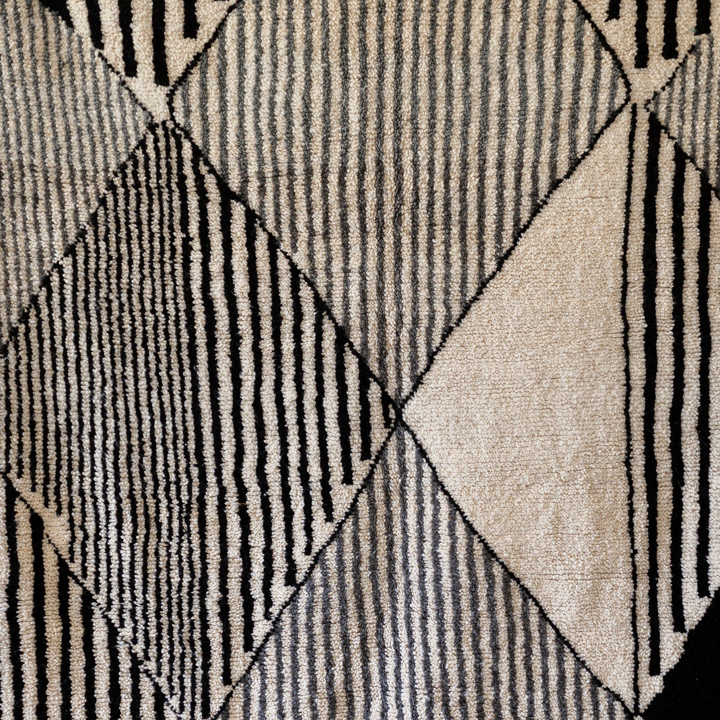 Black and White Azilal Rug – Handmade Moroccan Wool Carpet with Minimal Berber Design