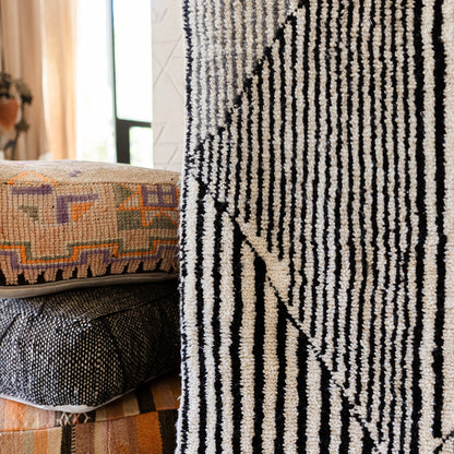 Black and White Azilal Rug – Handmade Moroccan Wool Carpet with Minimal Berber Design